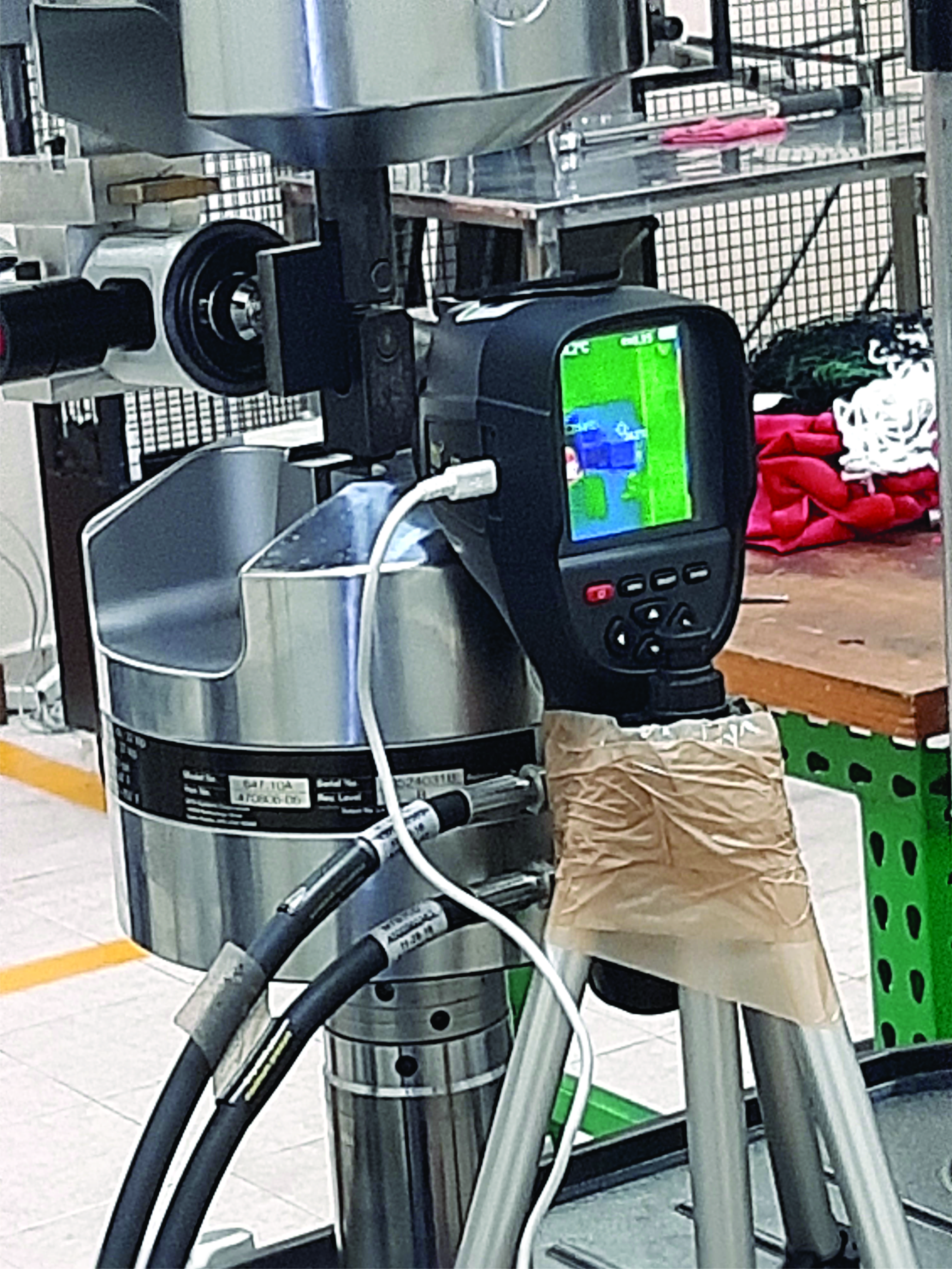 Configuration with thermographic camera. a) Microscope, b) Test tube, c) Thermographic camera, d) Tripod.