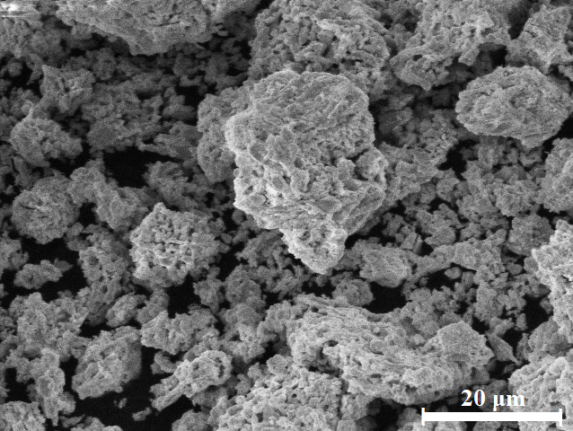 Micrografía determinada por SEM del material sintetizado a 550 °C correspondiente a la fase α−PbO. Presenta partículas sin forma definida (Ampl. 1500x).